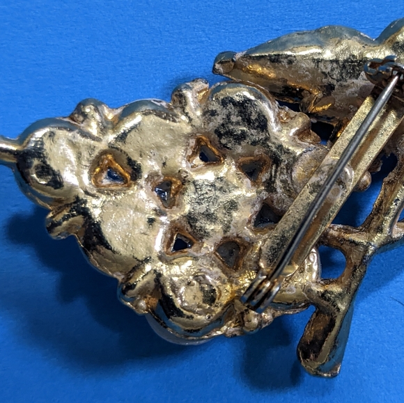 Vintage broche grapes metallic gold tone and pearl tone - Picture 7 of 16